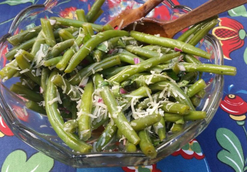 Sperziebonensalade met basilicum en Parmezaan