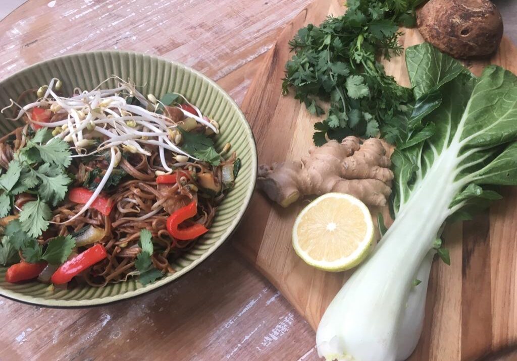 Pad Thai met paksoi, paprika en shiitake