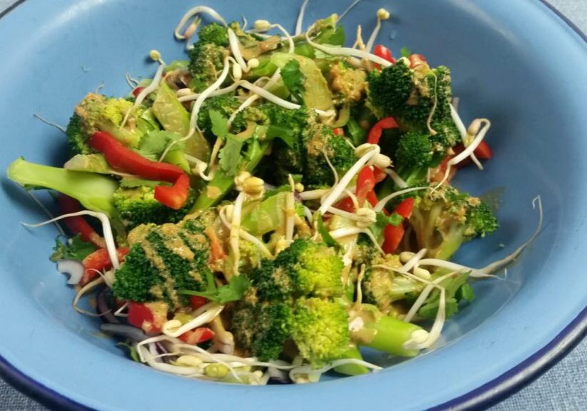 broccoli salade met taugé en pinda dressing
