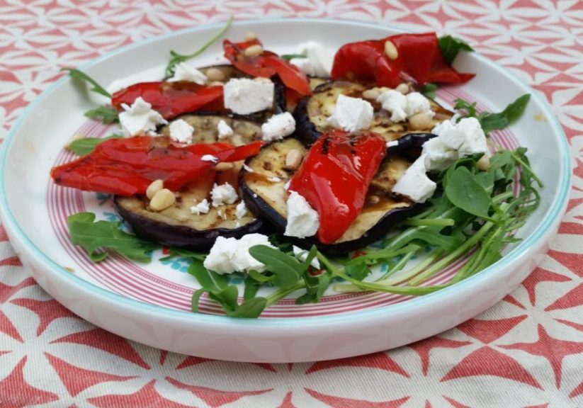 Gegrilde aubergine en paprika met rucola en geitenkaas 