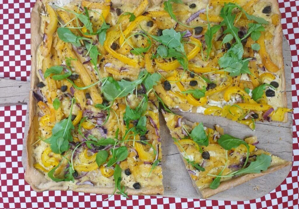 pizza met koolraap en paprika en rucola