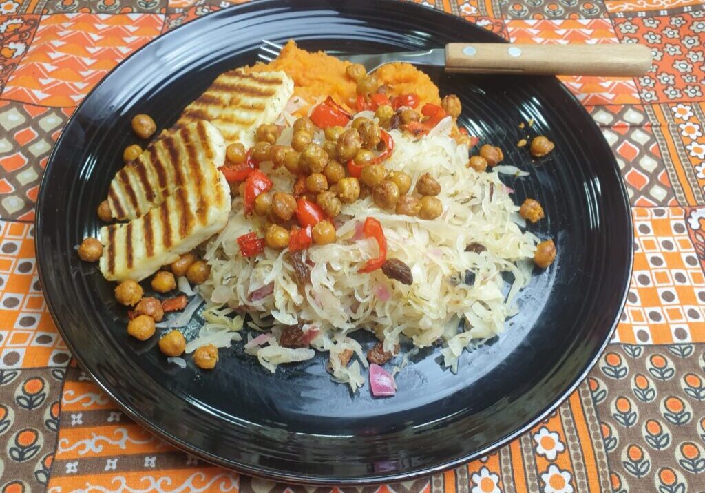 Zoete aardappelstamppot met zuurkool en halloumi