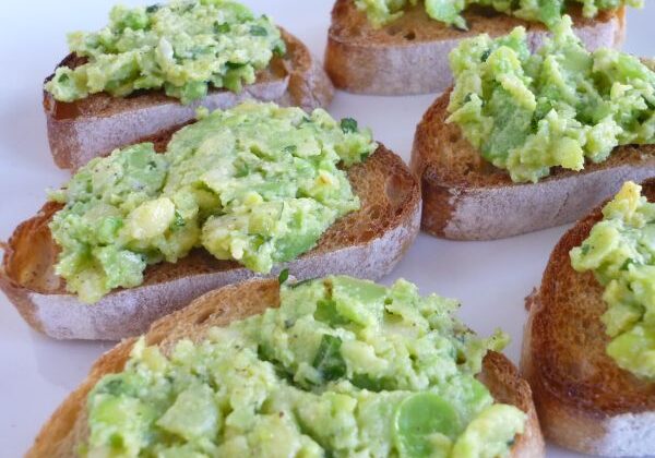 bruschetta-met-puree-dubbelgedopte-tuinbonen-munt