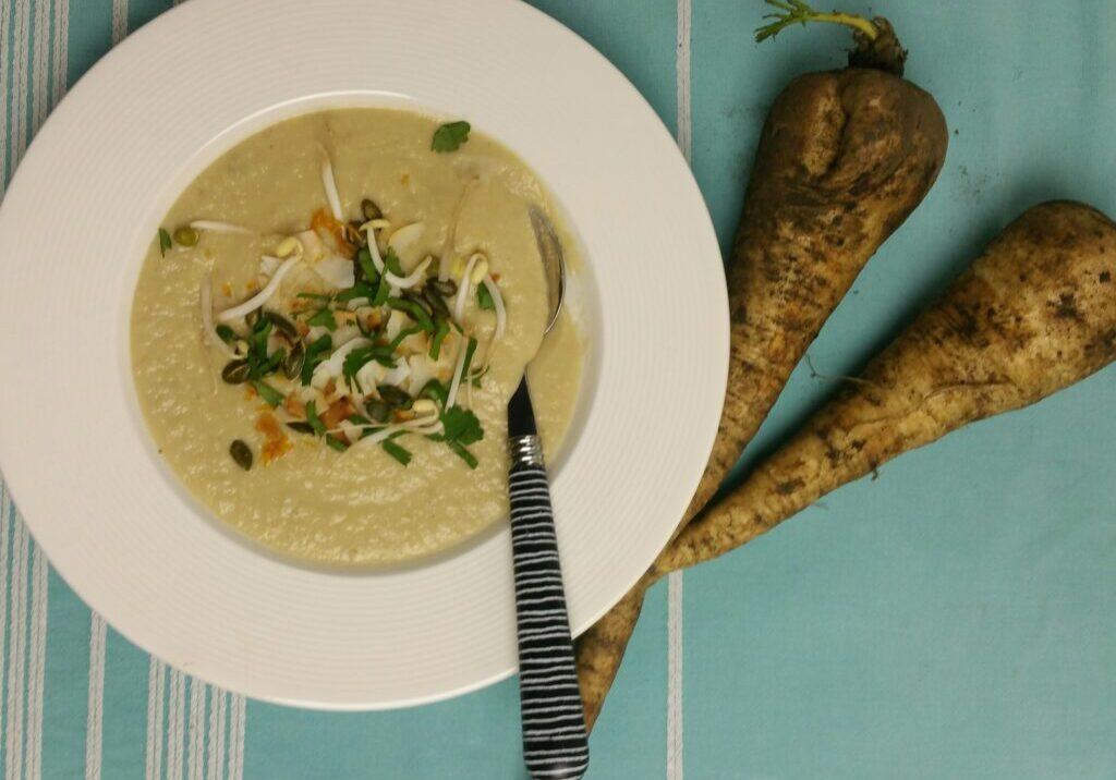 soep van pastinaak, gegarneerd met taugé, pitjes en koriander