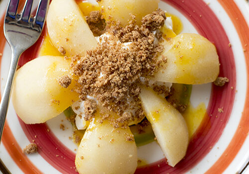 een foto van biologische stoofpeertjes in sinaasappelsaus